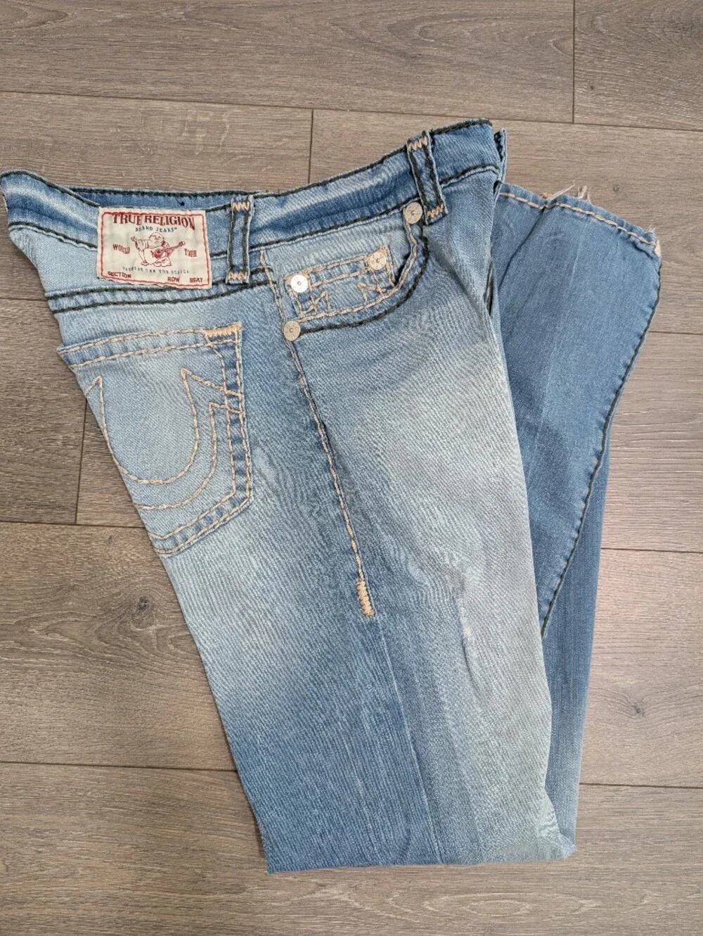 True Religion Ricky Relaxed Straight Light Wash Distressed Unique Stitching•34👖